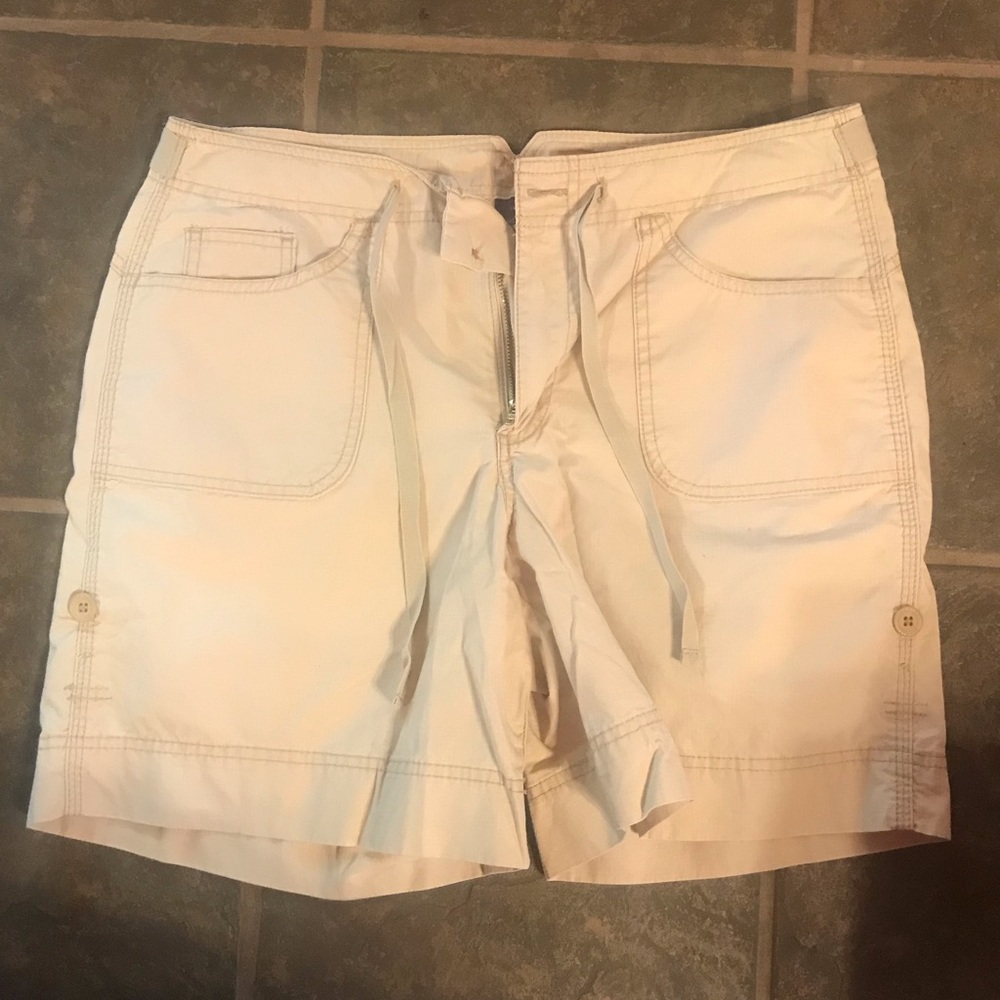 Gloria Vanderbilt Shorts. Smoke free home.